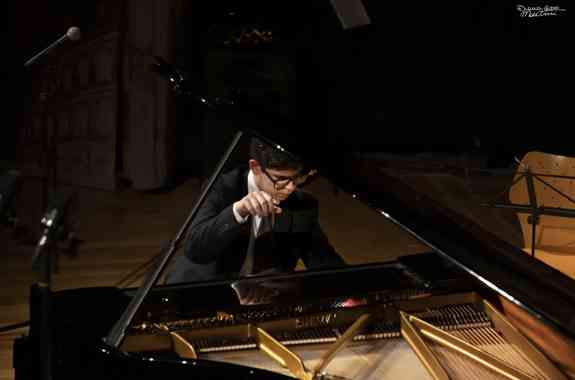 Ruben Xhafieri al piano